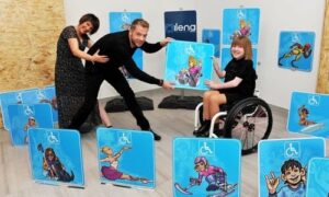 multitude de visuels colorés, figurant par exemple une danseuse avec une prothèse de jambe, une surfeuse amputée d'un bras ou encore un para-skieur