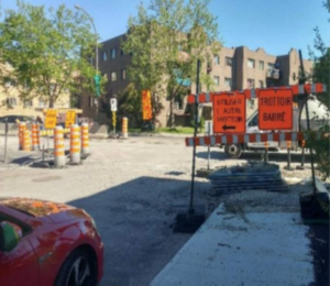 Trottoir entravé par un chantier.