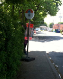 Panneau d'arrêt d’autobus temporaire au milieu du trottoir.